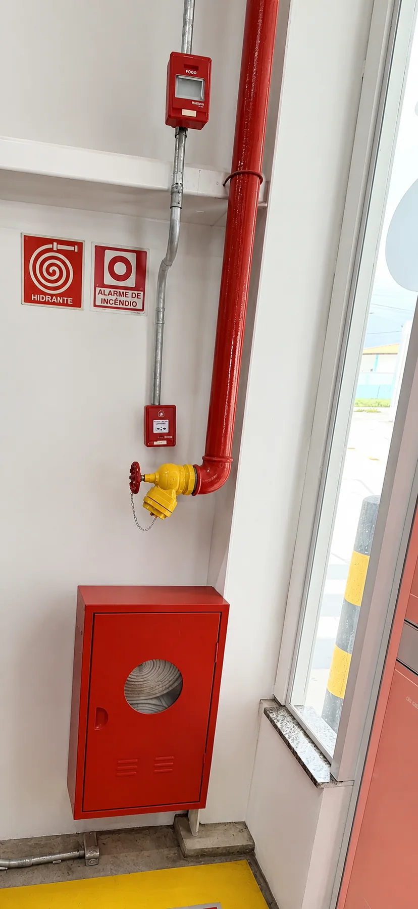 Abrigo de hidrante, alarme e sinalização de emergência