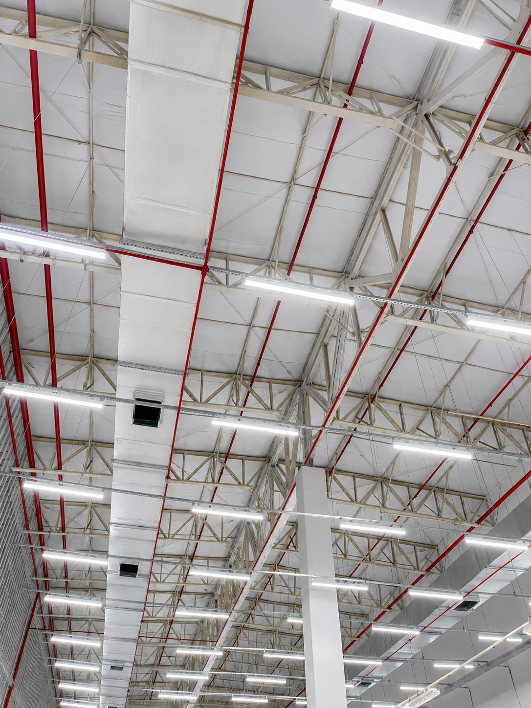 Sistema de sprinklers instalado no teto de galpão ou grande área comercial